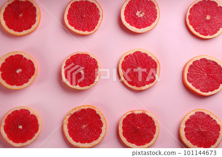 Tasty ripe grapefruit slices on pink background, flat lay 101144673