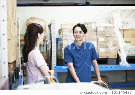 一個在倉庫工作的人 101145482