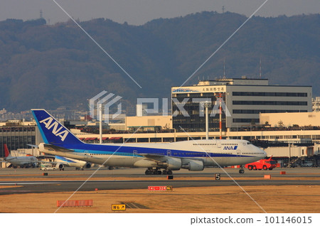 All Nippon Airways Boeing 747 jumbo jet arriving at Osaka International Airport, Sayonara Flight 101146015