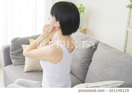 一位女士在客廳裡做下巴淋巴按摩 101146129