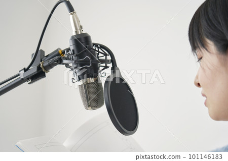 女配音演員在錄音室配音 女配音演員在錄音室配音 101146183