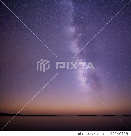 大海和星空的夜景 大海和星空的夜景 101146739