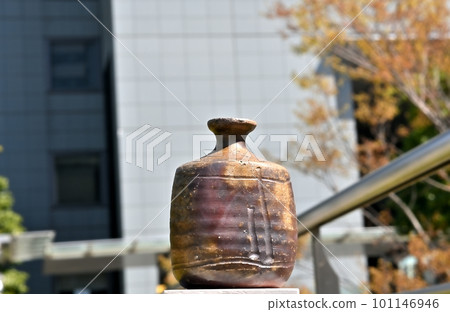 這是一個包裹在城市建築中的清酒瓶 這是一個包裹在城市建築中的清酒瓶 101146946