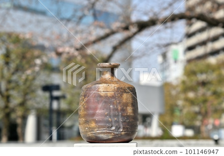 備前托栗是用木板敲打陶輪後三邊使其變形而製成的。 101146947