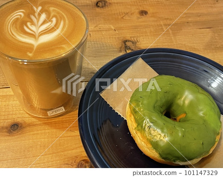 咖啡拿鐵和甜甜圈 101147329