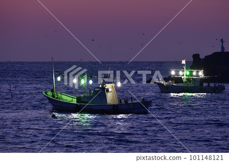 Photographing the scenery of fishing fires for spear squid fishing in Matsumae-cho, Hokkaido in spring Photographing the scenery of fishing fires for spear squid fishing in Matsumae-cho, Hokkaido in spring 101148121