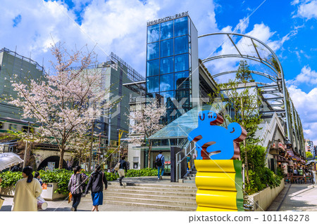日本東京城市景觀 Miyashita 公園在澀谷站前。盛開的櫻花=3月29日，宮下公園 101148278