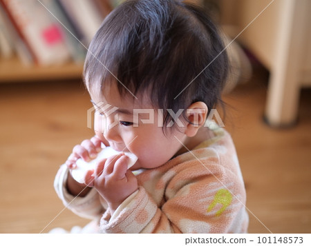 0歲小女孩吃米果好吃的圖 101148573