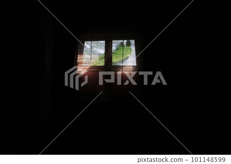陽光從窗戶照進黑暗的房間,反射出奇妙的景象 陽光從窗戶照進黑暗的房間,反射出奇妙的景象 101148599
