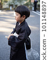A side view of a 5-year-old child in Japanese clothes who came to visit the Shichi-go-san shrine, walking in the grounds of a shrine. 101148897