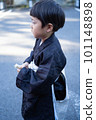 A side view of a 5-year-old child in Japanese clothes who came to visit the Shichi-go-san shrine, walking in the grounds of a shrine. 101148898
