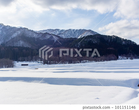 The original landscape of Japan The winter scenery of Ouchi-juku Terraced fields and mountains covered in snow The original landscape of Japan The winter scenery of Ouchi-juku Terraced fields and mountains covered in snow 101151146