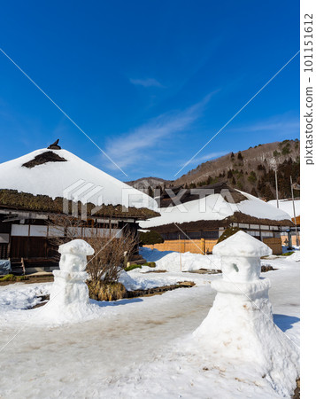 Original scenery of Japan Winter scenery of Ouchi-juku Snow lanterns decorating the townscape 101151612