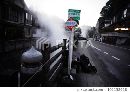 清晨蒸汽升起時,安靜的溫泉小鎮 Yunomine Onsen 的巴士站 清晨蒸汽升起時,安靜的溫泉小鎮 Yunomine Onsen 的巴士站 101152618