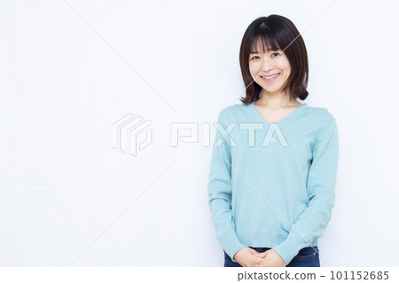 一個三十多歲的女人對著鏡頭微笑 101152685