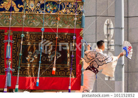 Gion Festival, the moment when the naginata-boko starts 101152852
