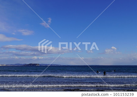 從茅崎海灘看冬天的湘南海 從茅崎海灘看冬天的湘南海 101153239