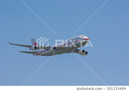 A government aircraft making an exhibition flight at Chitose Air Base 101153484