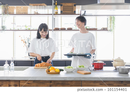 一起做飯的年輕夫婦 101154401