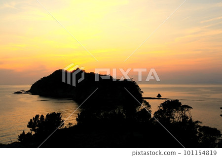 beautiful sunset over the sea beautiful sunset over the sea 101154819
