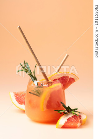 Summer cocktail with grapefruit, rosemary, and ice. 101155062