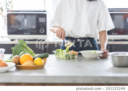 做飯的婦女 做飯的婦女 101155249