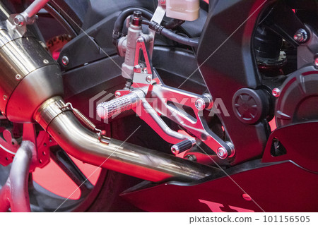 Side step to put the right foot of the bike Side step to put the right foot of the bike 101156505