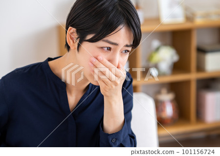 young woman feeling nauseous 101156724