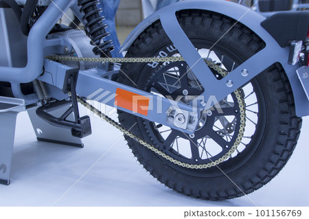 A chain and drive wheel tire that conveys the drive of a simple motorcycle A chain and drive wheel tire that conveys the drive of a simple motorcycle 101156769