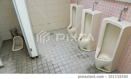 骯髒的公共廁所在公園 骯髒的公共廁所在公園 101158580