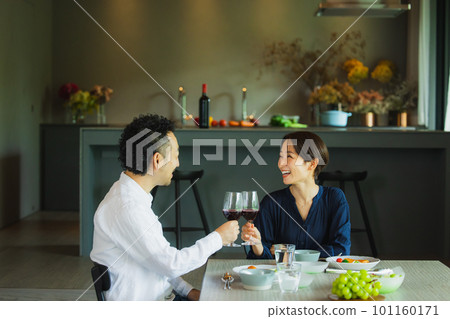 一對夫婦在餐廳用餐 一對夫婦在餐廳用餐 101160171