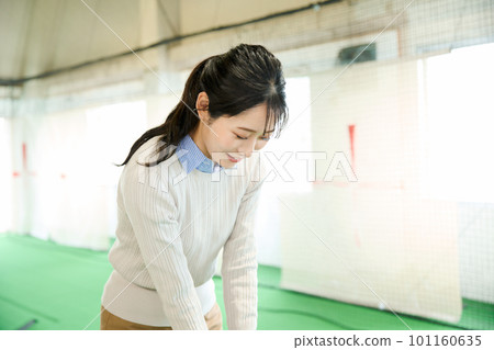 打高爾夫球的女人 打高爾夫球的女人 101160635
