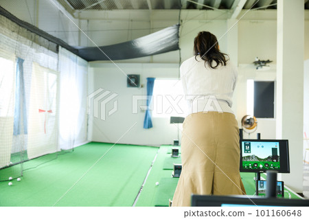 打高爾夫球的女人 打高爾夫球的女人 101160648