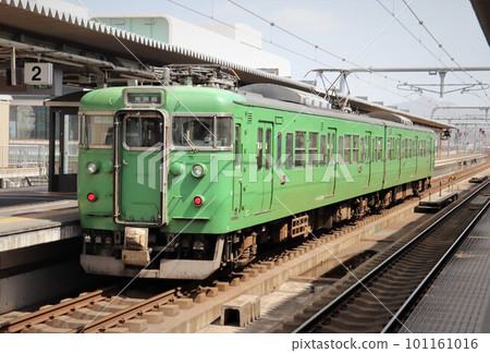 京都府舞鶴線福知山站即將結束的113系列車 101161016