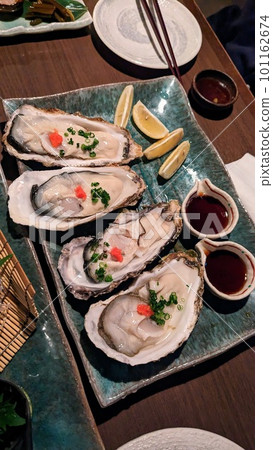 Raw Oyster Moriawase 101162674