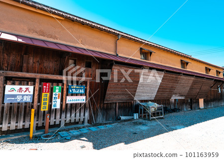 [Important Preservation District for Groups of Traditional Buildings] Utsubuki Tamagawa Large Storehouse Kurayoshi City, Tottori Prefecture 101163959
