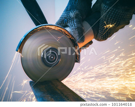 Close-up Metal sawing Close-up Metal sawing 101164018