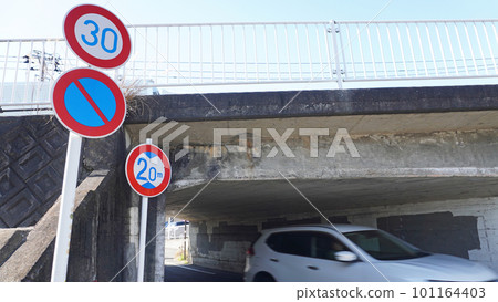 高度限制下通過的車輛 101164403