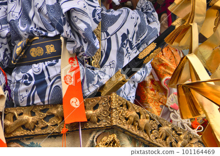 Gion Festival・Chicken floats: Musical accompaniment in golden decorations and yukata Gion Festival・Chicken floats: Musical accompaniment in golden decorations and yukata 101164469