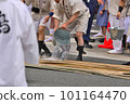 Chicken floats pouring water on green bamboo to prepare for Tsujimawashi at the Gion Festival/Shijo Muromachi 101164470