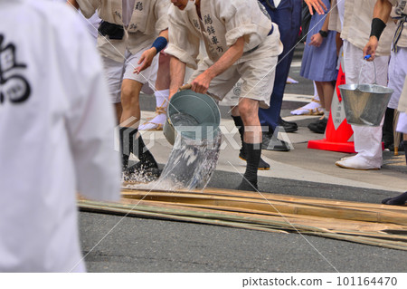 Chicken floats pouring water on green bamboo to prepare for Tsujimawashi at the Gion Festival/Shijo Muromachi 101164470