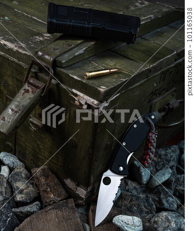 Knife with a round hole in the blade. The knife is semi-serrated. Knife and shop for the machine gun. Military box and knife with cartridges. 101165038