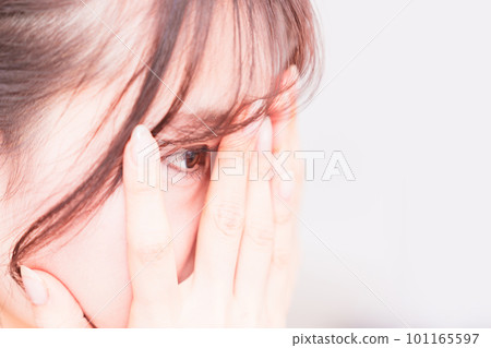 一個年輕女人從她的手指中偷看 [可疑凝視的圖像 ] 101165597