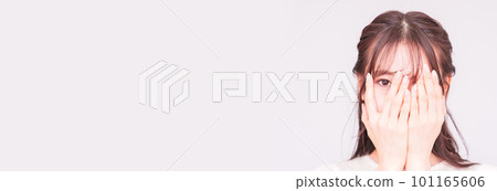 一個年輕女人從她的手指中偷看 [可疑凝視的圖像 ] 101165606