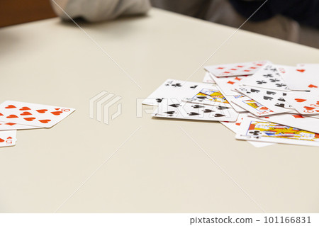 child playing cards 101166831