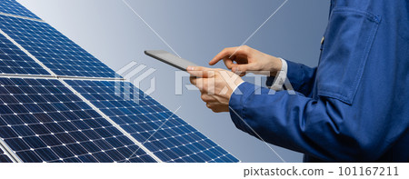 Engineer with tablet computer on a background of solar energy power station 101167211