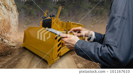 Engineer programs autonomous bulldozer 101167610