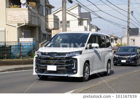 一輛箱式汽車小型貨車道路駕駛 一輛箱式汽車小型貨車道路駕駛 101167839