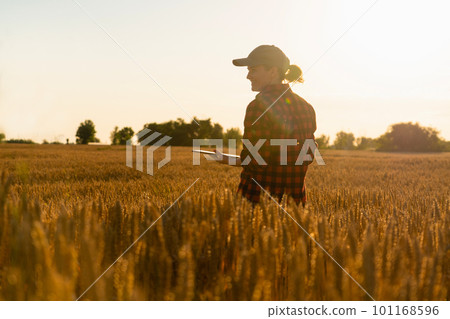 Woman farmer with tablet 101168596