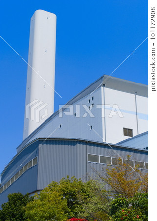 千葉縣流山市流山清潔中心煙囪_在藍天中閃耀的白色建築 2023年4月 101172908